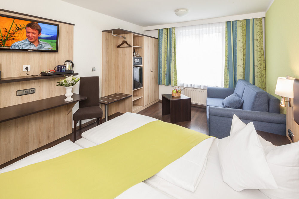 Hotel Blauer Karpfen โอเบอร์ชเลสไฮม์ ภายนอก รูปภาพ