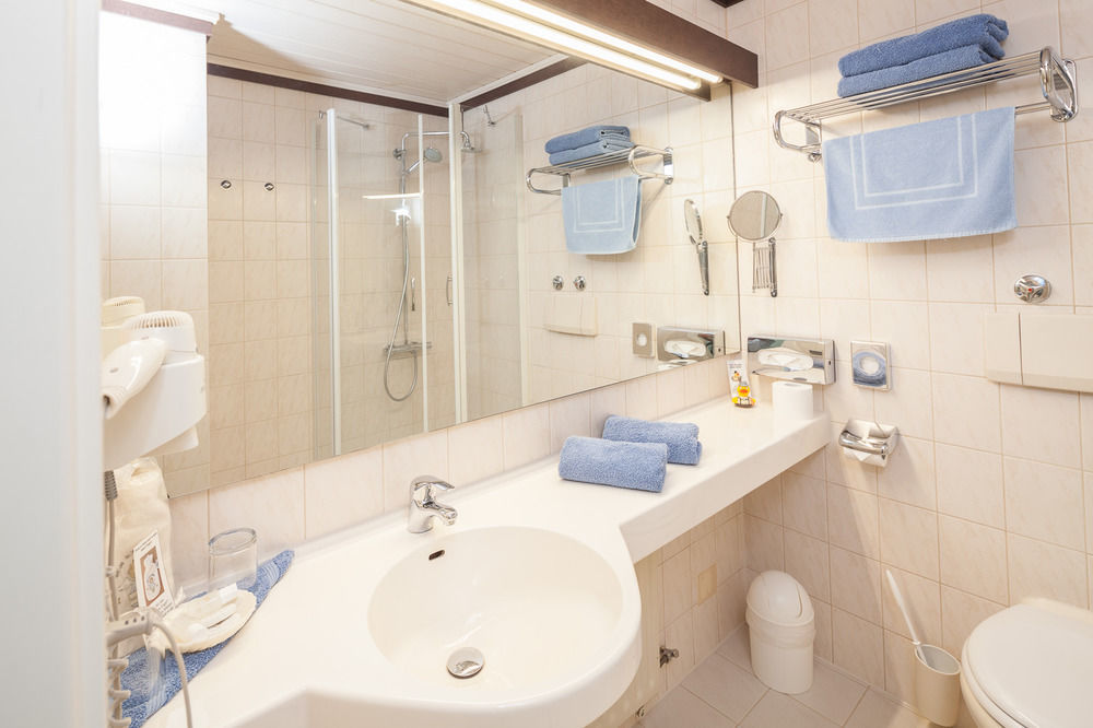 Hotel Blauer Karpfen โอเบอร์ชเลสไฮม์ ภายนอก รูปภาพ