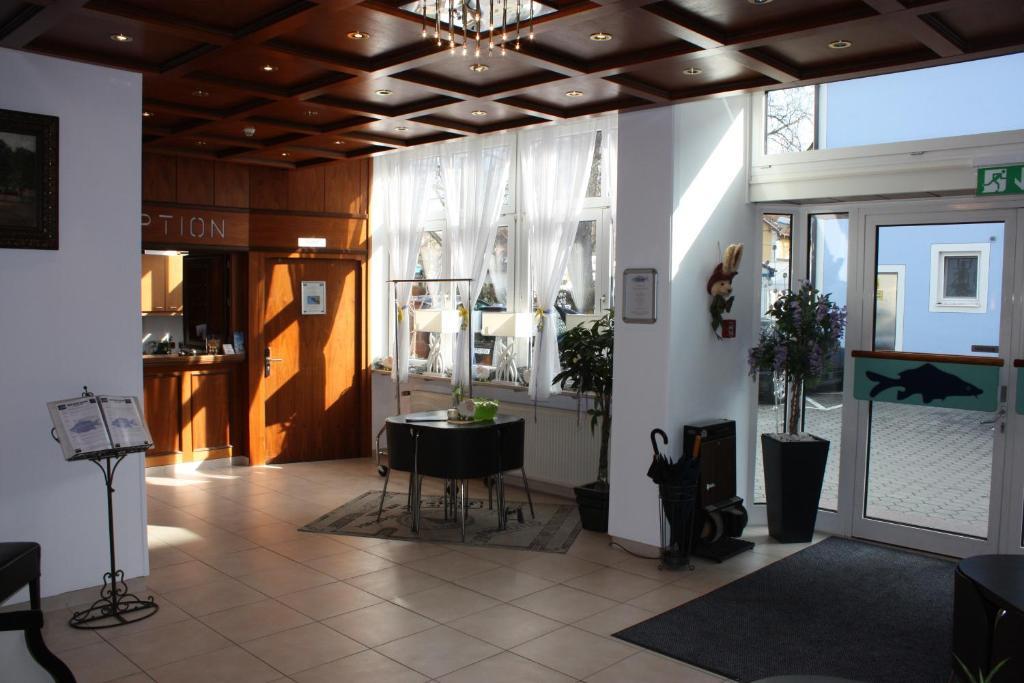 Hotel Blauer Karpfen โอเบอร์ชเลสไฮม์ ภายนอก รูปภาพ