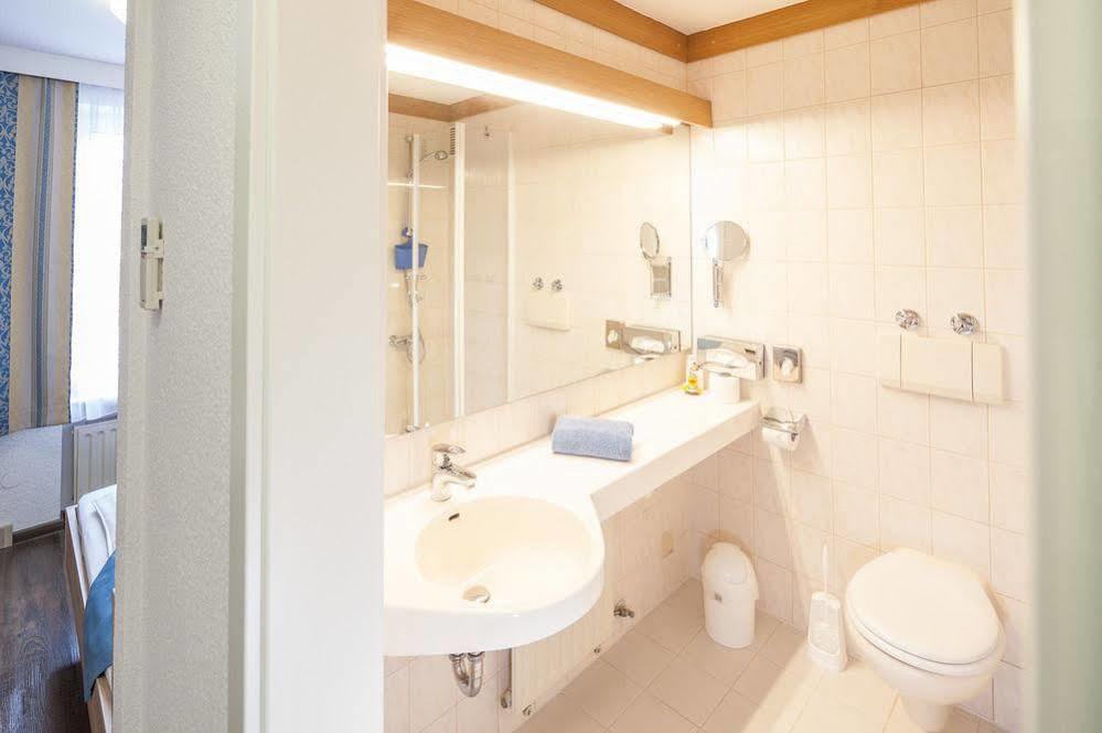Hotel Blauer Karpfen โอเบอร์ชเลสไฮม์ ภายนอก รูปภาพ