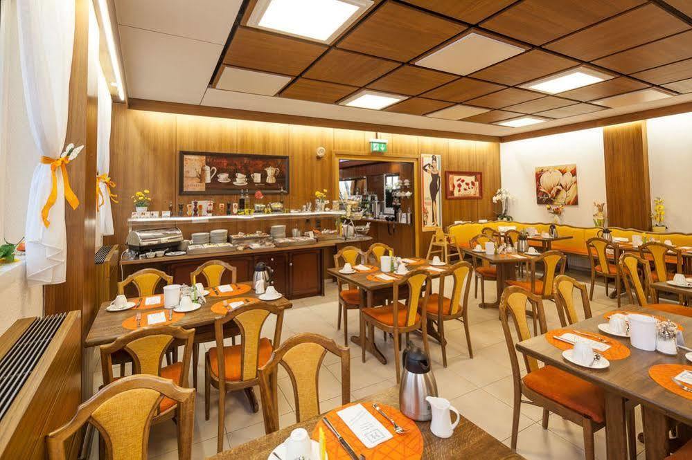 Hotel Blauer Karpfen โอเบอร์ชเลสไฮม์ ภายนอก รูปภาพ