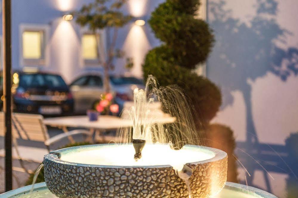 Hotel Blauer Karpfen โอเบอร์ชเลสไฮม์ ภายนอก รูปภาพ